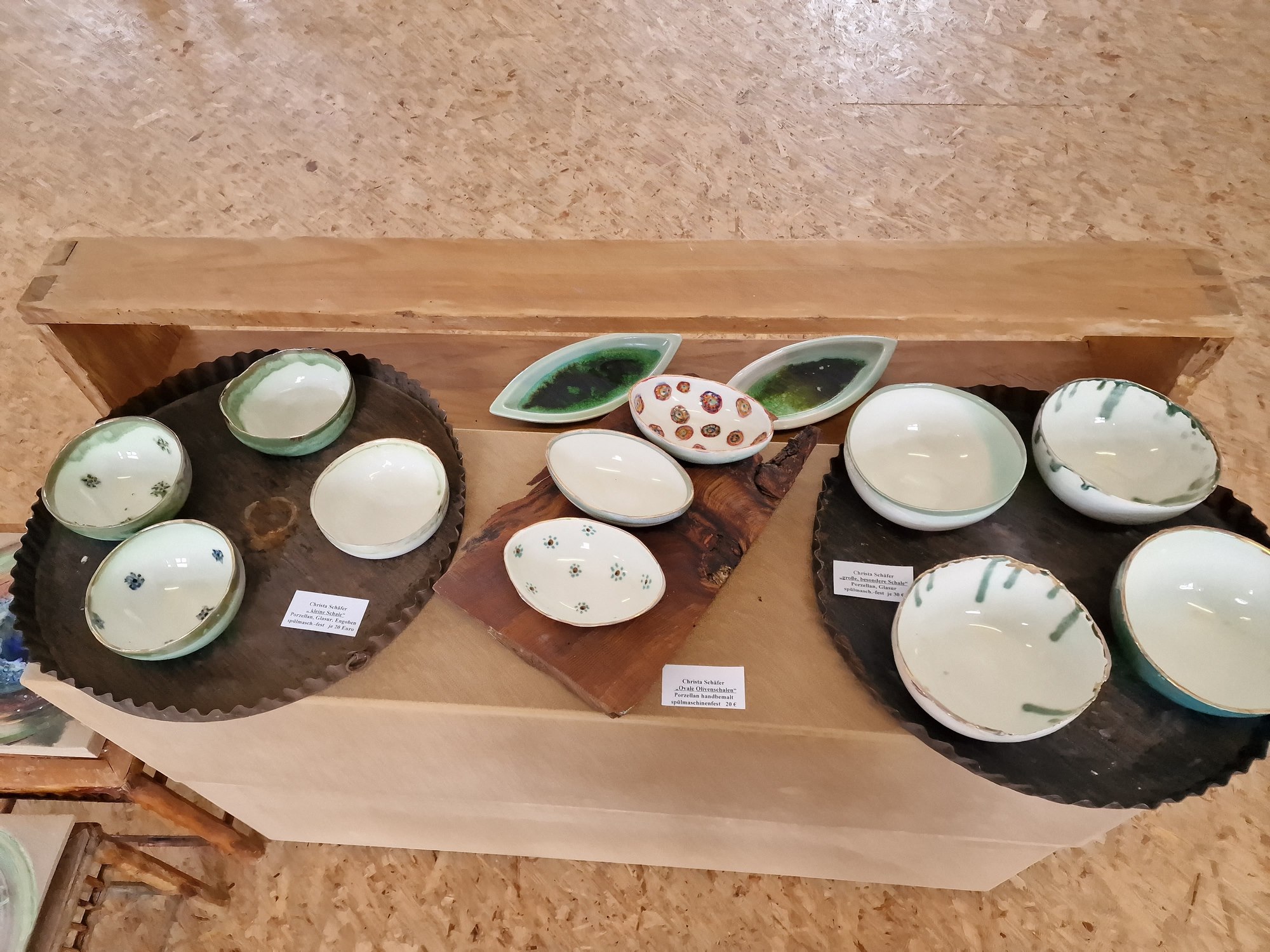 Schalen aus Keramik stehen auf Tabletts