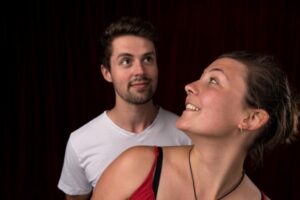 Eine Frau wendet sich zu einem Mann um