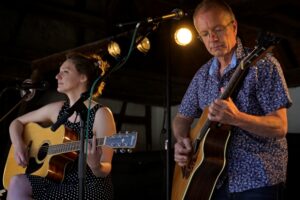 Eine Frau und ein Mann mit Gitarren