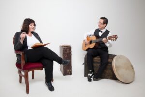 Eine Frau mit Buch, ein Mann mit Gitarre