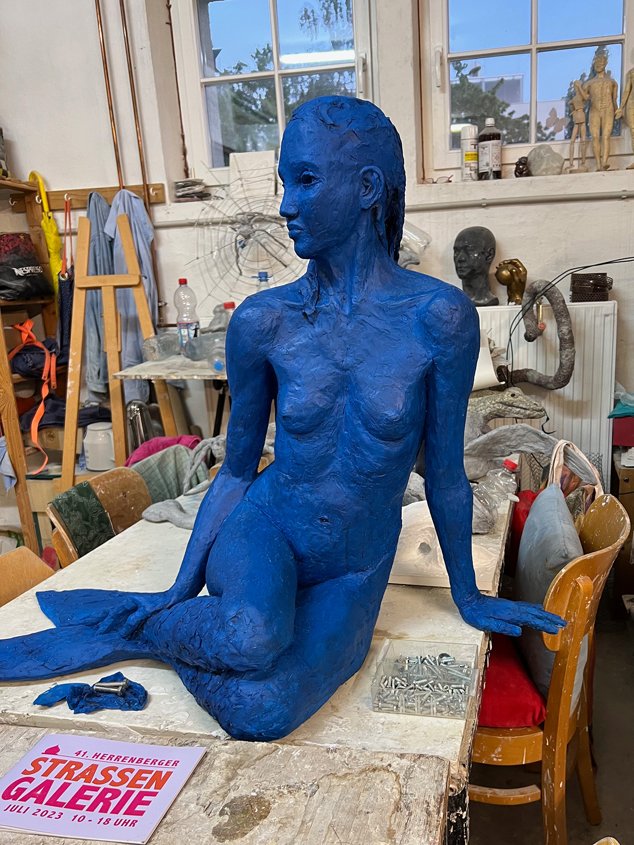 Blaue Figur - Seejungfrau auf Tisch