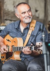 Ein Mann spielt auf einer Gitarre